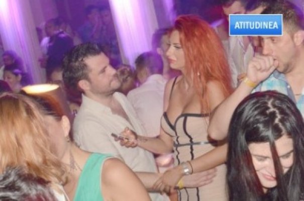Atitudinea: Viorel Şipoş, în tandeţuri cu o roşcată ţâţoasă, într-un club de fiţe din Mamaia